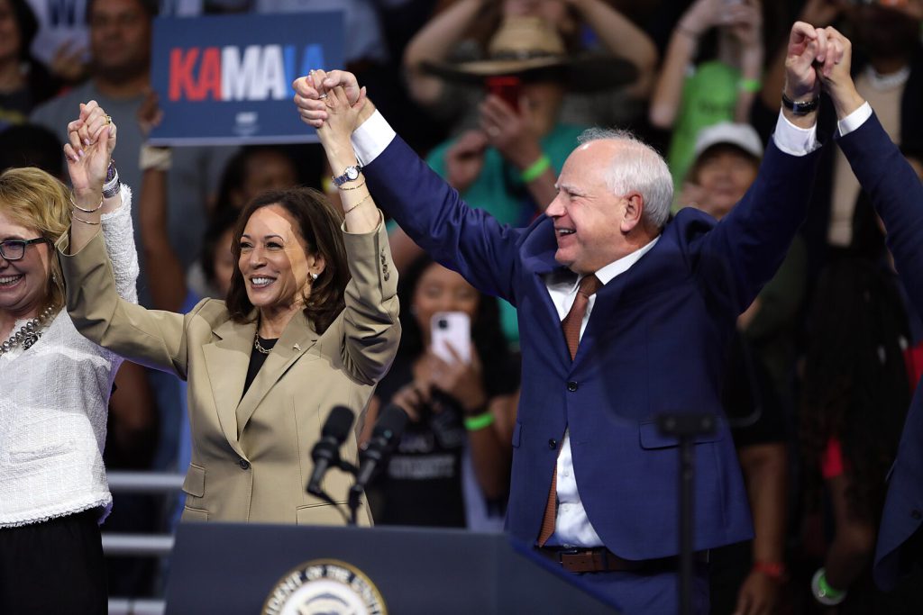 1620px-Kamala_Harris_&_Tim_Walz_-_53915639353