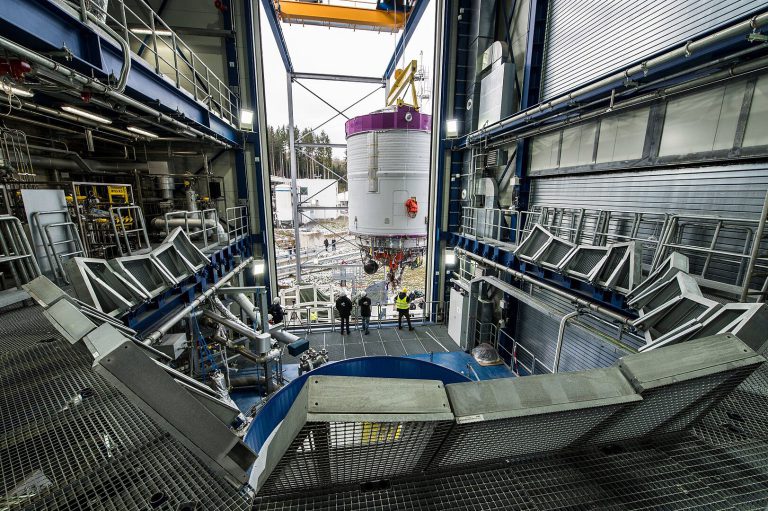 1623px-Ariane_6_upper_stage_on_DLR_P5.2_test_stand_02