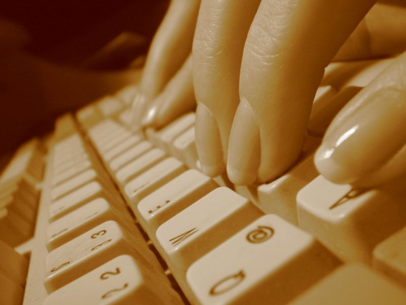 Clavier ordinateur Internet (Crédits lapideo, licence Creative Commons)