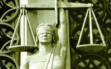 Lady Justice by vaXzine(CC BY-NC-ND 2.0)