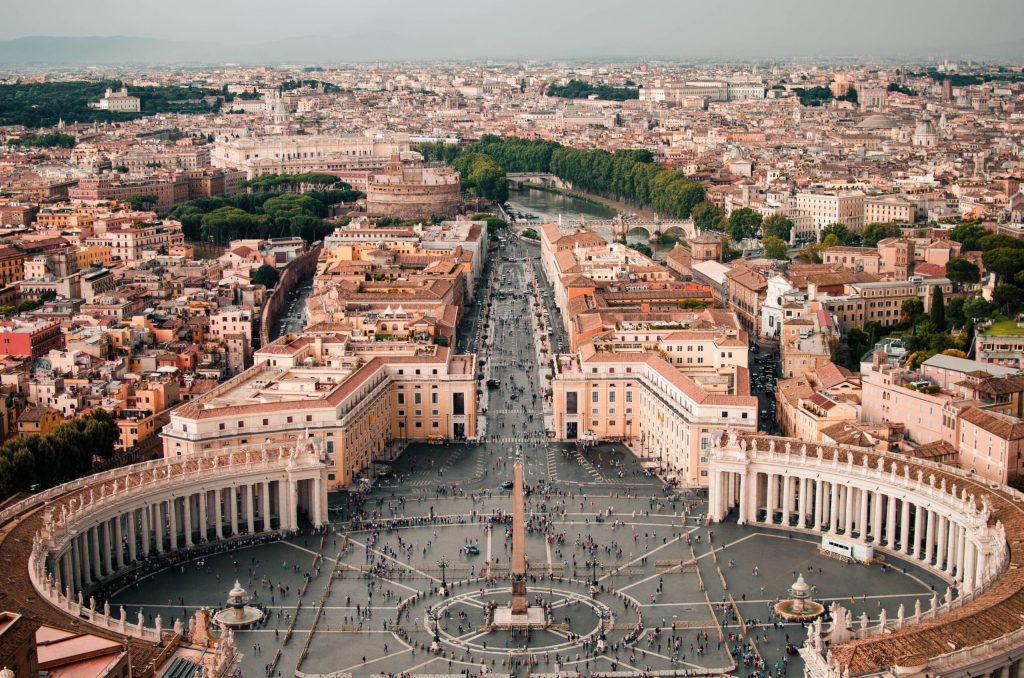 Vue panoramique sur la place Saint-Pierre et la ville de Rome