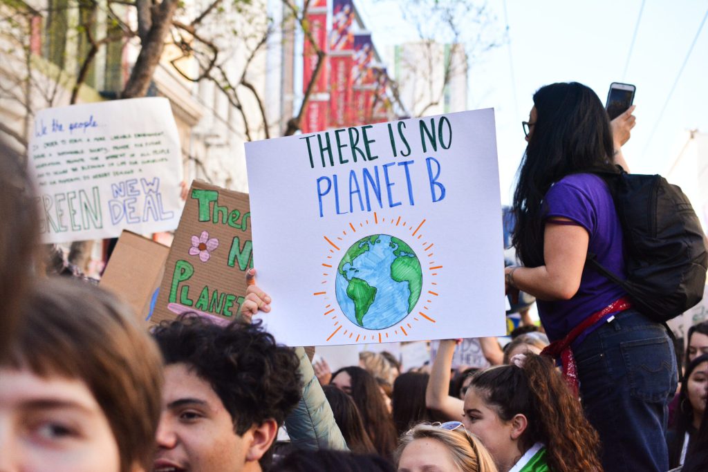 Manifestants dont l'un tient une pancarte : "there is no planet B"